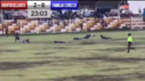 Rayo impacta campo de fútbol