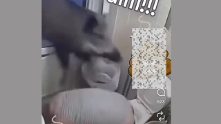 Jabalí entra por la ventana y ataca a hombre en el baño video viral.png