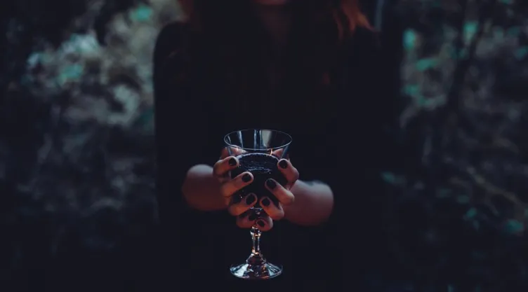 /estilo-de-vida/como-hacer-3-disenos-unas-estilo-bruja-moderna-halloween