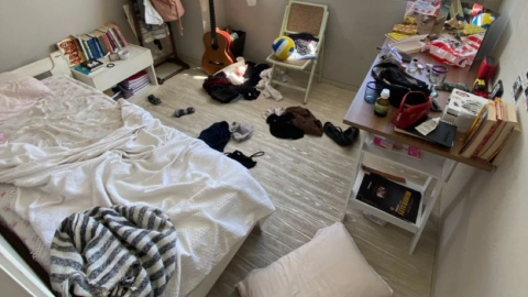Personas habitación desordenada