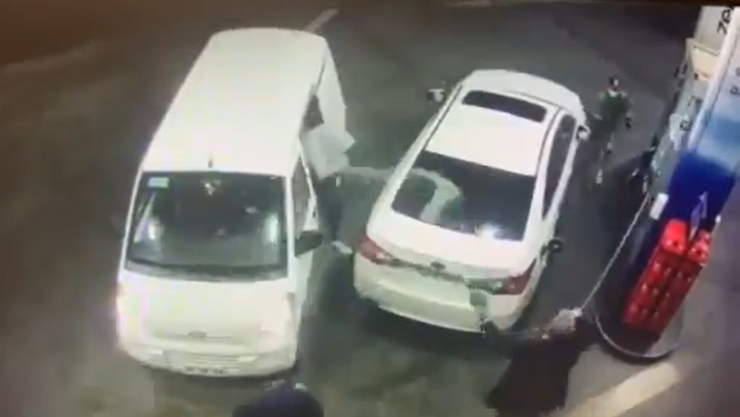 hombre y asaltantes.png