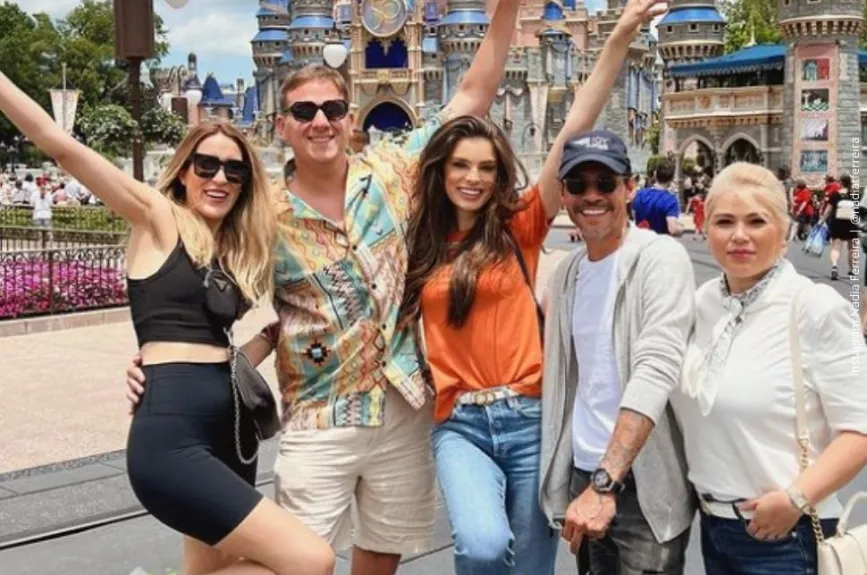 Nadia Ferreira con amigos..jpg