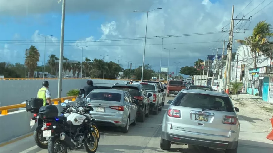Se registra volcadura de volquete a la altura del distribuidor del aeropuerto de Cancún; hay tráfico lento en Boulevard Colosio