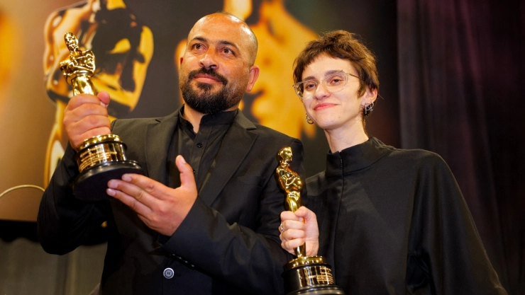 Hamdan Ballal, cineasta palestino ganador del Oscar, fue agredido por colonos israelíes y detenido en Cisjordania.