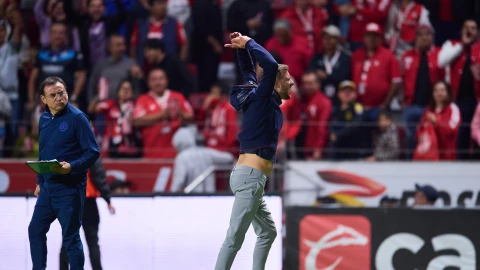 Martín Anselmi festeja triunfo de Cruz Azul