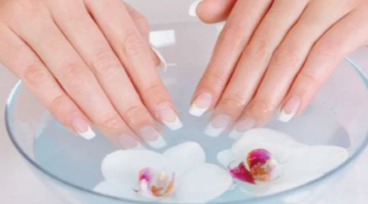 Así puedes quitar las uñas acrílicas