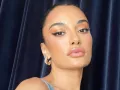 Amina Muaddi posando..jpg