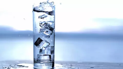 ¿Beber agua helada a diario es malo?