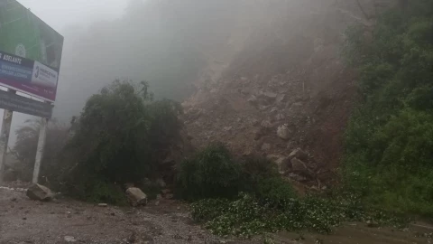 Derrumbe por lluvias bloquea carretera San Juan del Río- Xilitla Pinal de Amoles Querétaro