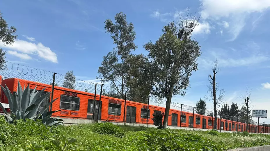 Metro que circula por la Línea B, que va de metro Ciudad Azteca a metro buenavista.