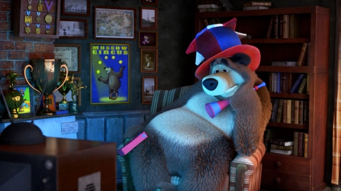 En la imagen, Oso esta aburrido viendo un partido de futbol en la televisión