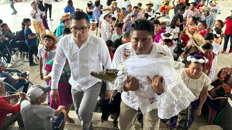 Alcalde de Oaxaca se casa con un caimán durante ritual ancestral