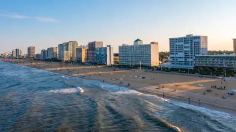 la hermosa playa de Virginia Beach en un atardecer