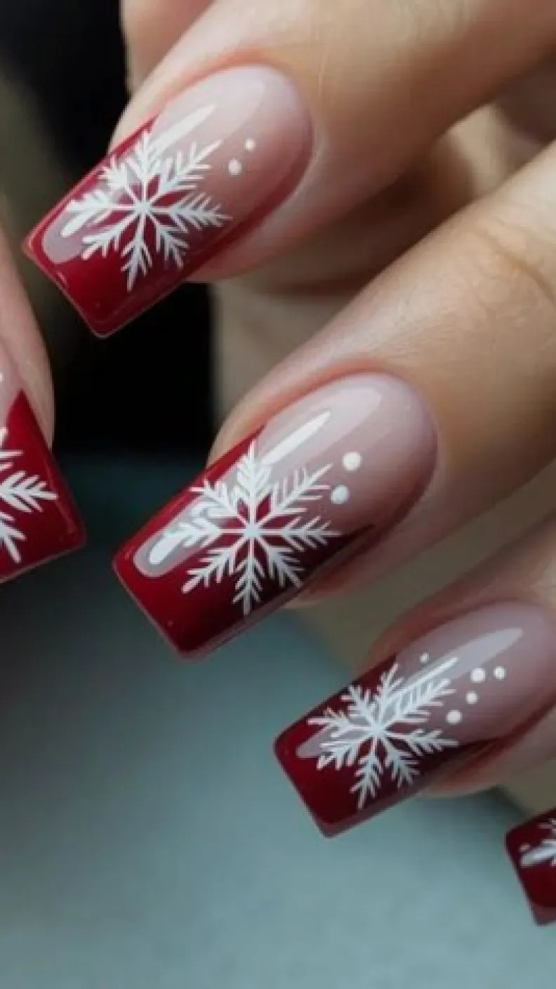 10 ideas de uñas copo de nieve para presumir en Navidad