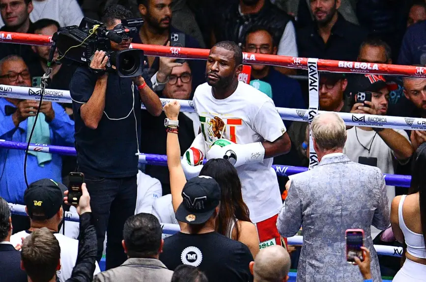 Floyd Mayweather entrando al ring de la Arena CDMX
