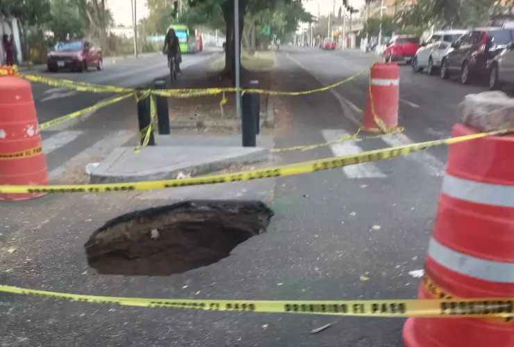¡Se abre la tierra! Reportan un ENORME socavón en Av. Atemajac
