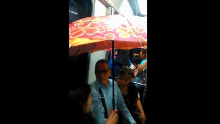 Llueve al interior del metro de Monterrey, se tapan con sombrilla