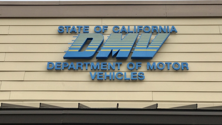 Entrada a las oficinas del DMV de California