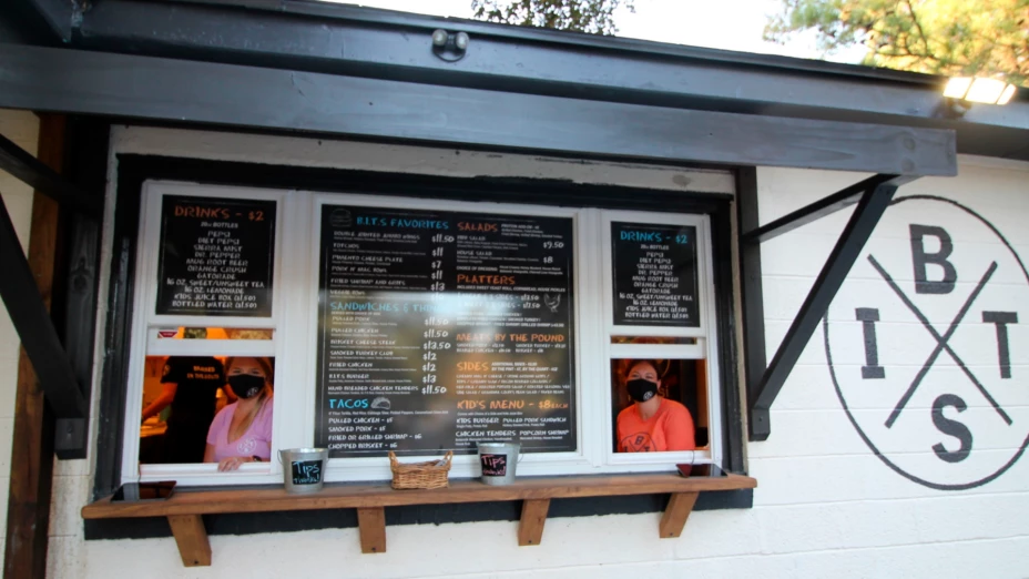 Empleados en restaurante de Johns Island, Carolina del Sur, EU.