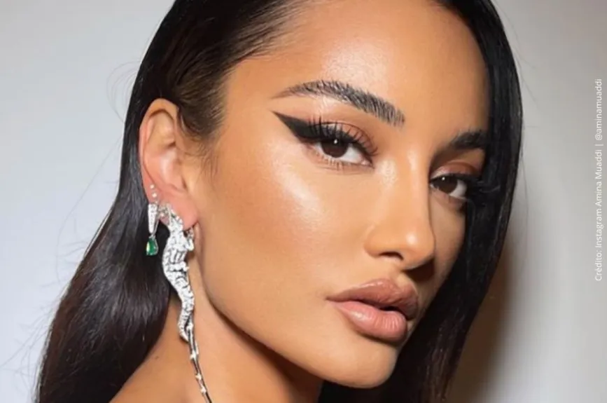 Amina Muaddi con maxi aretes..jpg