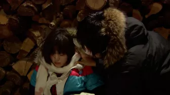 Durante el paseo, Jun-pyo le da a Jan-Di un regalo especial como muestra de su amor.