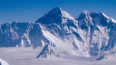 Nepal y China fijan la nueva altura del Monte Everest