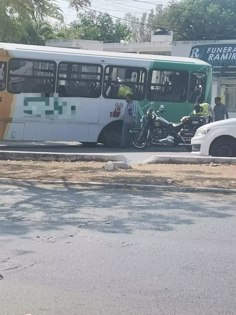 Camión de pasajeros pierde una llanta en pleno viaje, FOTO