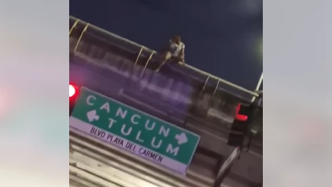 VIDEO: ¡Momento de angustia! Mujer intenta lanzarse del puente en Playa del Carmen