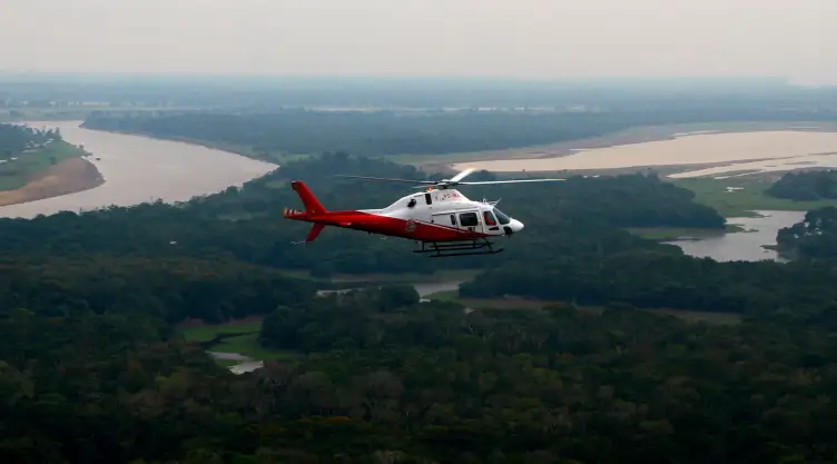 Helicóptero de la agencia ambiental de Brasil vuela el Amazonía.