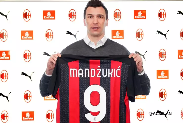 Mario Mandzukic con la camiseta del Milan