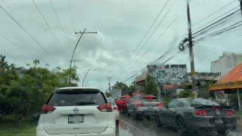 ¡Caos vehicular! Tráfico pesado en avenida Huayacán en Cancún HOY
