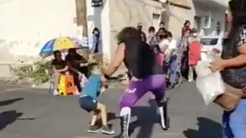 Luchador golpea a niño