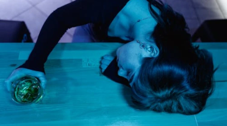 mujer alcoholizada o borracha