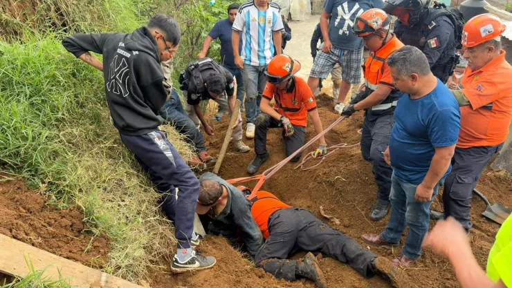Un joven quedó atrapado por un desprendimiento de tierra mientras realizaba una zanja en Xalapa