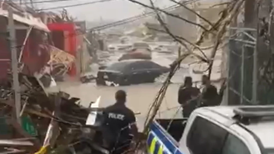 Vehículos inundados, árboles caídos. Desastre en Jamaica por el huracán Melissa 2025