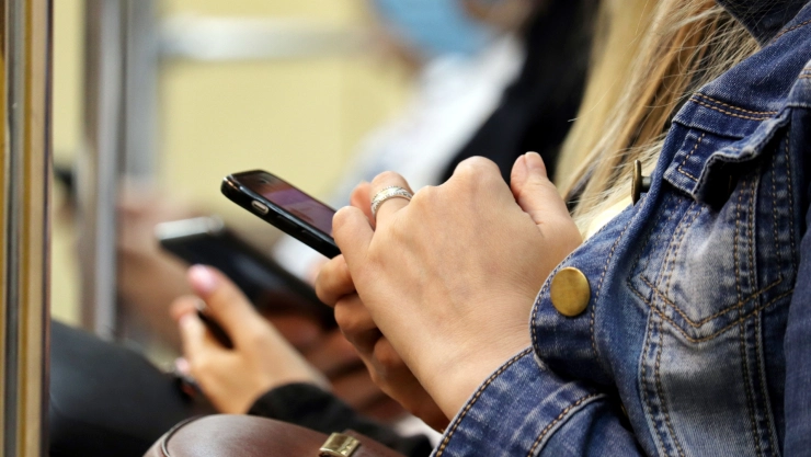 Una persona mira su celular