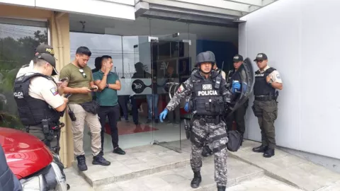 Atentan con USB explosivo contra Lenín Artieda, periodista de televisión en Ecuador