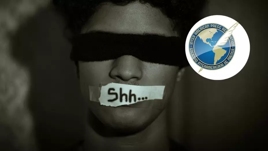 Joven con mordaza en la boca y logo de la Sociedad Interamericana de Prensa.