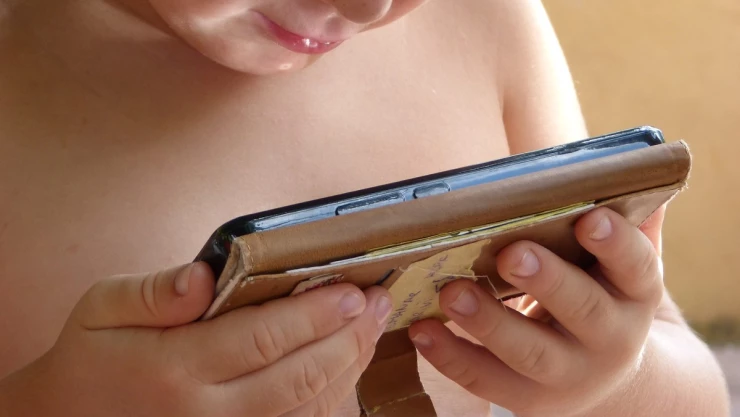 niño juego deuda.jpg