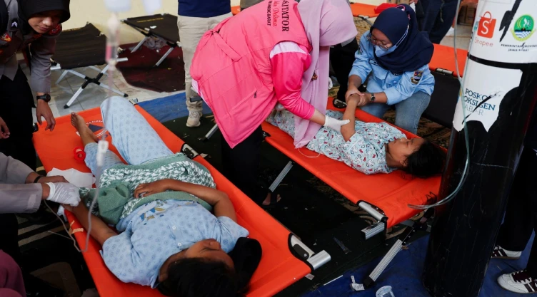 Atienden a niños con intoxicación alimentaria por desayunos escolares en Indonesia.