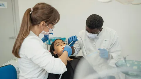 La mejor forma de eliminar el mal aliento en pocos días y para siempre, según los dentistas