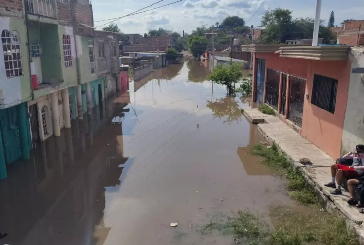 Se desborda el río Lerma en Ayotlán, Jalisco; el agua llegó al 1.80 metros