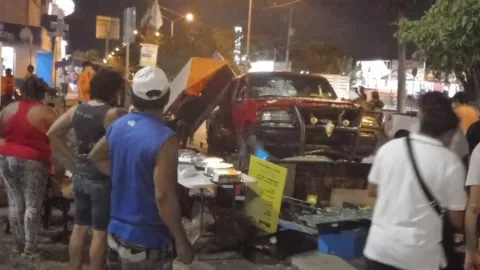 Camioneta se impacta contra puestos de comida en Caucel (FOTOS)