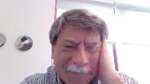 alumnos ayudan profesor clases en linea.jpg