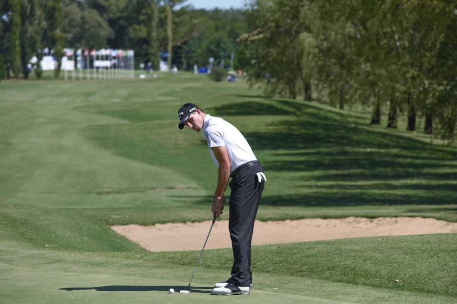 Brandon Matthews lidera el The Club at Weston Hills Open