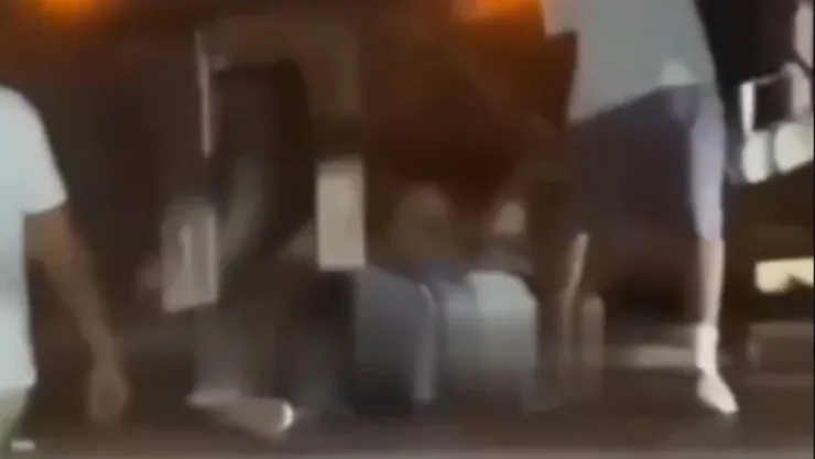 IMÁGENES IMPACTANTES Captan cómo lesionan a conductor de tráiler por robarle su mercancía tras choque