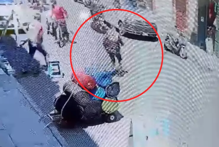 Policía se arriesga y derriba moto para atrapar a ladrones