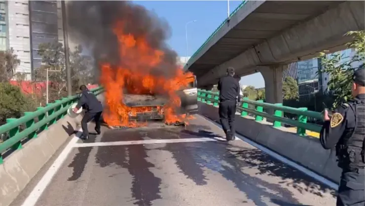 CDMX: Un auto se incendió por completo en Periférico Sur, con dirección a la carretera Picacho-Ajusco