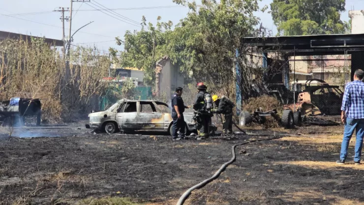 Se incendia carro en terreno del Centro de Culiacán
