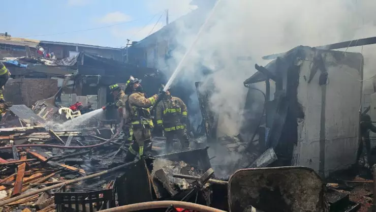 Bomberos en incendio Zona Norte